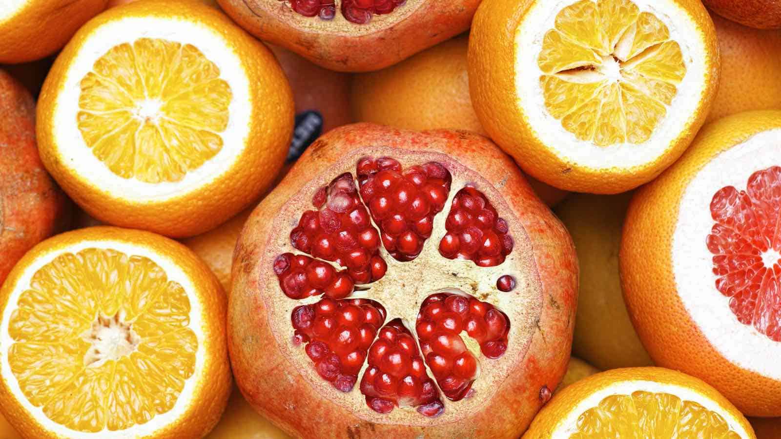 Eine gesunde Ernährung verbessert die Schlafqualität und lässt dich leichter aus dem Bett kommen und aufwachen.