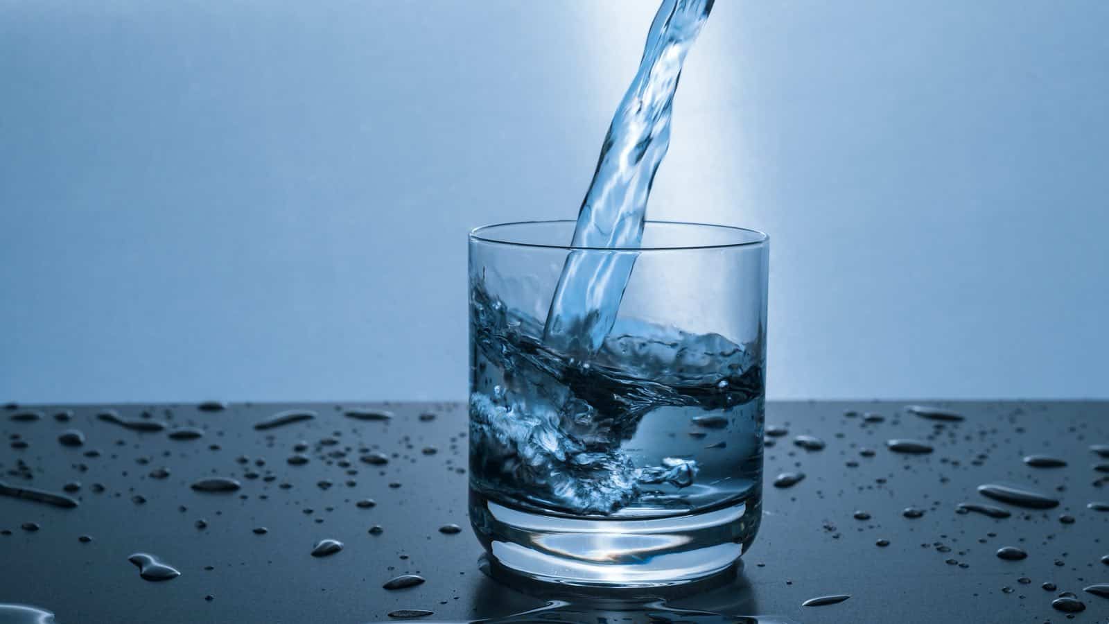 Wasser trinken hilft beim Aufstehen und wach werden