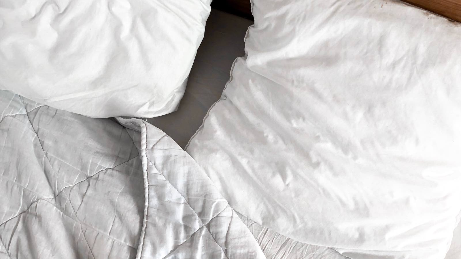 Paarmatratzen, Kingsize-Matratzen und Matratzen mit Höhenverstellung können gegen Besucherritzen helfen.
