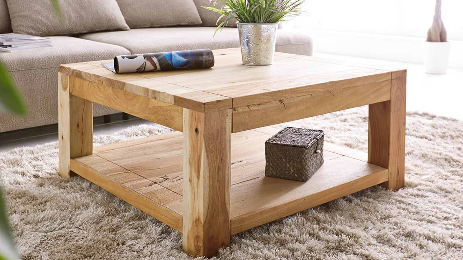 Couchtisch aus Natur Altholz. Die Möbelreihe Amadora ist bekannt für ihren natürlichen Holzlook.