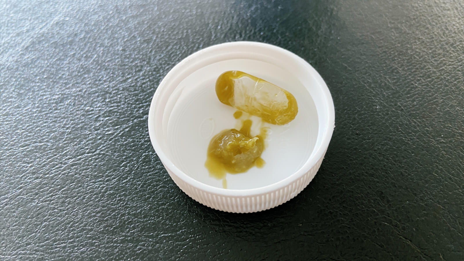 Die CBD-Kapseln von Hanf-Gesundheit beinhalten kein Pulver wie andere Nahrungsergänzungsmittel.