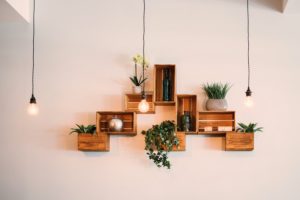 Wanddekoration macht das Schlafzimmer besonders einladend.
Pexels © Lisa Fotios CCO Public Domain